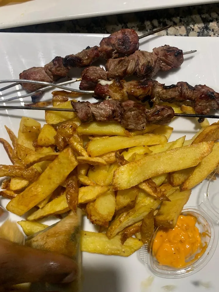 Frites Maison Et Brochette D’agneaux